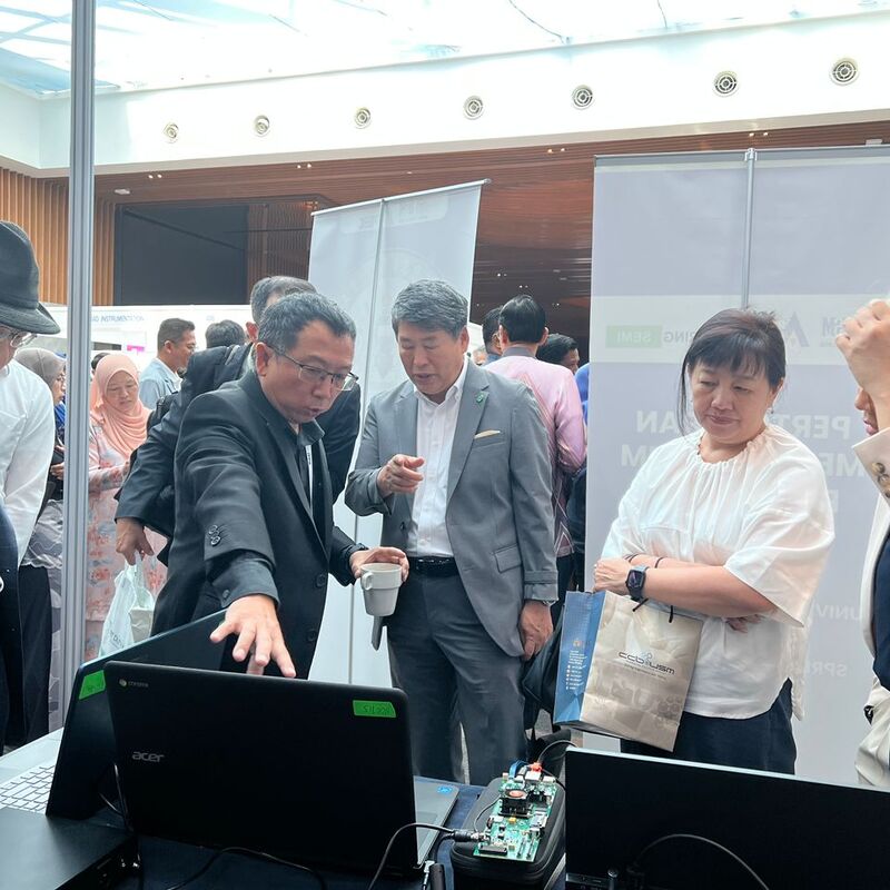 Japanese guests to our IPFA booth